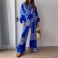 Détail du tissu plissé à rayures géométriques bleu et blanc sur cet ensemble chemise - S / Bleu