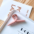 Grande pince à cheveux mate rose avec design torsadé croisé pour femme - Croisé / Rose Solide