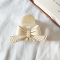 Eleganter cremefarbener Haarklammer-Clip aus Acetat mit Schleifen-Design und Aussparungen - 8cm / Satinweiß