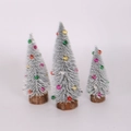 Set di tre mini alberi di Natale colorati con palline e base in legno naturale - Albero di Natale Neve Fredda da 25CM con Perline