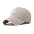 Dettaglio del ricamo bianco del gesto Shaka su un cappello vintage in cotone lavato beige - Beige