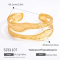 18k vergoldetes Edelstahl-Armreif mit breitem Feder-Design und strukturierter Oberfläche - Doppelschichtige Wellenstruktur (SZ61107) / Gold