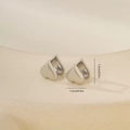 Vue détaillée de boucles d'oreilles cœur argentées mates avec dimensions 1,3x1,2 cm - Une Paire / Or Blanc (P31483bkb)