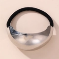Dettaglio di placca metallica argentata curva su elastico per capelli nero minimal - Elastico per Capelli a Mezzaluna Minimalista / Argento