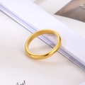 Anillo minimalista de acero inoxidable bañado en oro con acabado pulido sobre soporte blanco - US 5 / Dorado