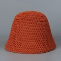 Detailopname van de karamelgekleurde gebreide vissershoed met ademende weefstructuur - M (56-58cm) / Oranjerood