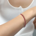 Elegantes vergoldetes Titan-Tennisarmband mit lebhaften roten Zirkonia-Steinen - Roter Zirkonia Silber