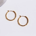 Orecchini a cerchio rotondi minimalisti lucidi in oro brillante su sfondo bianco - Oro