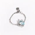 Dettaglio anello a catena argento con gemma a goccia blu e zirconi micro-pave - Anello a Goccia d'Acqua con Catena in Argento / Goccia d'Acqua Blu Mare - Platino