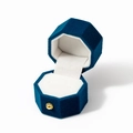 Premium Samt-Ringbox in Dunkelblau, achteckiges Design mit goldenem Knopf und Futter - Achteckig / Dunkelblau