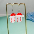 Festliche Baseball-Ohrringe mit roten Weihnachtsmann-Mützen aus Acryl für Weihnachten - Baseball mit Weihnachtsmütze Stil