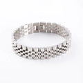 Primer plano detallado de una pulsera de acero inoxidable plateada con eslabones de estilo - Color Acero