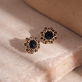 Macro di orecchini a fiore vintage dorati con pietra blu scuro e piccoli cristalli lucidi - Perno in argento 925 / Orecchini A Bottone Con Fiori In Strass Blu / Blu