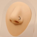 U-förmiger Mond-Nasenring in Gold mit Zirkonia auf einem Silikon-Modell-Display - Mond-Kein Stein Stil 7