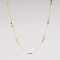 Primer plano detallado del collar minimalista de acero inoxidable dorado con cuentas cuadradas - Dorado