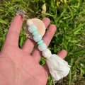 Llavero de cuentas de silicona luminosas con colgante de madera y borla blanca en césped - Azul Claro Verde Menta HUBBD