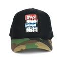 Gorra trucker negra con visera de camuflaje y bordado de Space Journey en fondo blanco - Talla Única Ajustable / Camuflaje Space