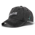 Dettaglio del cappellino in cotone lavato nero con ricamo di lettere e patch di uccello - Taglia unica / Nero Carbone