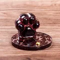 Katzenpfote aus tiefrotem Granat-Naturkristall in Kunstharz als Deko-Objekt - Granat