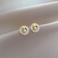 Primer plano de aretes de titanio con perlas y circonitas brillantes sobre seda champán - Pendientes De Botón (D516)