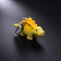 Simpatico portachiavi a forma di dinosauro giallo con fibbia a D su sfondo opaco scuro - Dinosauro Giallo