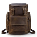 Vista frontal de la mochila de cuero crazy horse con textura marrón y diseño multibolsillo - Marrón