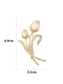 Detailweergave van de tulpbroche met roze knoppen en gouden bladeren, 4,9cm bij 2,5cm - Goud met Roze Tulp
