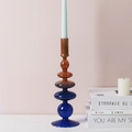 Gros plan d'un chandelier en verre dégradé bleu et ambre au design artistique - Style Base Rayée Brun-Bleu / Hauteur 28cm