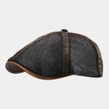 Detailansicht der gewaschenen schwarzen Denim-Schiebermütze mit Kontrastnähten und Leder - Verstellbar / Schwarz (BJM189)