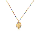Dettaglio di una collana religiosa in acciaio con perle colorate e medaglia della Vergine Maria - Oro Colorato Vetro