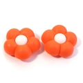 Dettaglio di due ciondoli a fiore 3D arancioni per borse mare con centro bianco su fondo - Fiore Arancione Centro Bianco