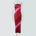 Detail van rode strapless jurk met witte tie-dye strepen en nauwsluitende split - S / Rood