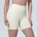 Détail du short de yoga taille haute crème montrant la texture sans couture et l'ajustement - S / Ivoire Clair