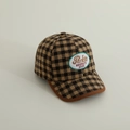 Détail de la broderie sur une casquette de baseball à carreaux pour enfants - 52-54cm 3-8 Ans / café