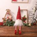 Gnomo navideño con piernas largas a rayas y gorro de cuadros rojos en base de madera - Estilo de Gorro de Punto a Cuadros Rojos Y Blancos (D-BJ111) / Rojo