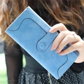 Cartera larga de cuero suave azul claro para mujer con costuras curvas y botón a presión - Azul claro