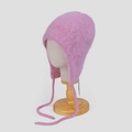 Detailaufnahme der rosa Angora-Kunstpelz-Ohrenklappenmütze mit langen Zierbändern - M / Malve