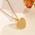 Dettaglio della collana con doppio ciondolo a cuore dorato e cristalli su sfondo elegante - Stile Cuore Doppio Strato Oro (T026)