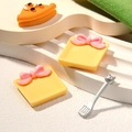 Mini plateau alimentaire en résine avec toast jaune, nœuds roses et décorations pizza - Assiette jaune carrée