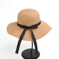 Breiter Strohhut für Damen mit schwarzer Schleife für sommerlichen Sonnenschutz am Strand - M (56-58cm) / Khaki (Schleife)