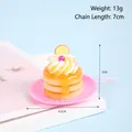 Mini pannenkoek dessert sleutelhanger met room en sinaasappel op roze basis - D05 Citroentaart