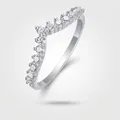 Anillo elegante en forma de V de plata de ley S925 con una fila de piedras de moissanita - Talla US 9 / Plata - Estilo de Engaste en Fila en V (R13200)