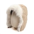 Detailansicht der khakifarbenen Wintermütze mit weißem Kunstfell und Knebelverschluss - M (55-60cm) / Khaki