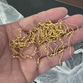 Ganchos de pendientes dorados a granel para joyería DIY mostrados en mano para escala - Gancho estándar / Imitación de Oro