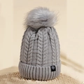 Detalle de gorro de punto gris con pompón suave y parche con logotipo de copo de nieve - Gris