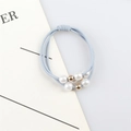 Élastique cheveux bleu clair multi-rangs avec perles et billes dorées sur fond carte - Bleu