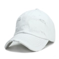 Dettaglio del ricamo Nefarious su cappellino in cotone consumato con dettagli strappati - Regolabile / Bianco