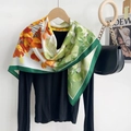 Détail d'un grand foulard en soie orange et vert avec un motif floral élégant et chic - 90x90cm / Vert