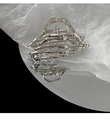 Detail van zilveren skelet klauw haarklem met metallic gotische punk stijl textuur - Zilver