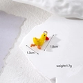 Detail van gele eend met afmetingen 1,3x1,8cm en gewicht van 1,7g op stenen achtergrond - Gele Eend